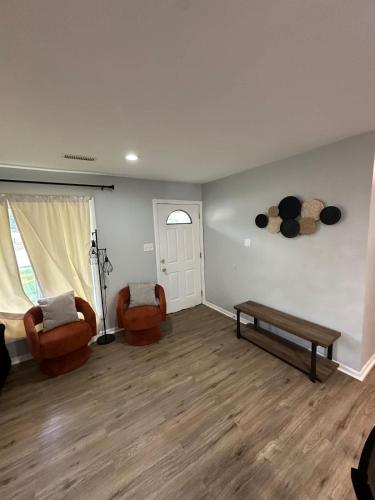 Una sala de estar con dos sillas y una mesa. en Ranch Single Level Home near downtown Tinley Park, en Tinley Park