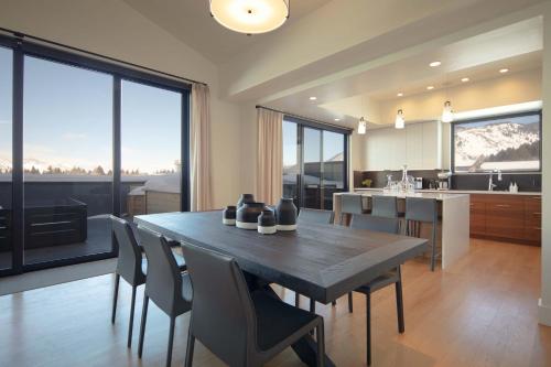 una cucina e una sala da pranzo con tavolo e sedie di Town Hill Penthouse a Jackson