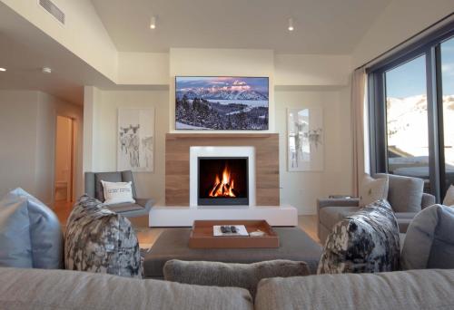 un soggiorno con divani e camino di Town Hill Penthouse a Jackson