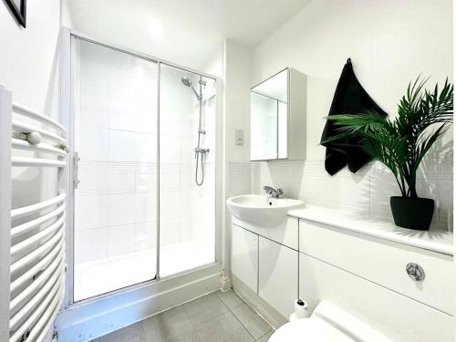 ein Badezimmer mit Dusche, Toilette und Waschbecken in der Unterkunft Watford Serviced Apartment, Free Parking, City Centre Sleeps 5 in Watford