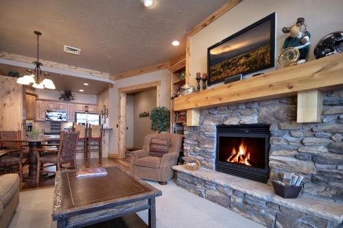 O zonă de relaxare la Palisades Lodge Suite 307