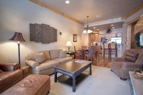 O zonă de relaxare la Palisades Lodge Suite 307