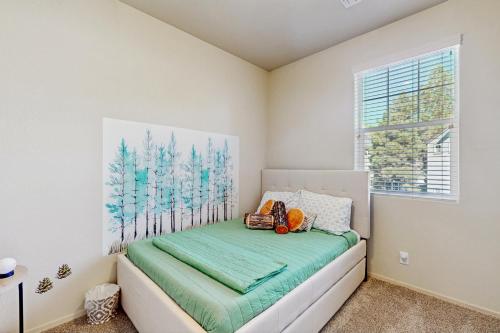 a bedroom with a bed with a painting on the wall at Pikes Peak West in Flagstaff