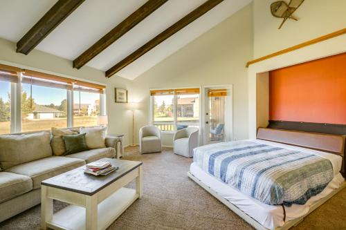 ein Schlafzimmer mit einem Bett, einer Couch und einem Tisch in der Unterkunft 4 Mi to Dtwn Pagosa Springs Gem with Mtn Views! in Nutria