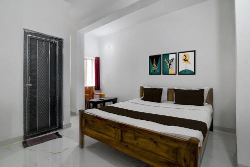 Postel nebo postele na pokoji v ubytování Hotel O Shree Guest House