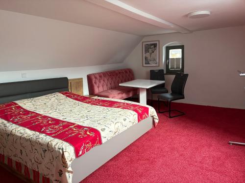 une chambre avec un lit, un bureau et une table dans l'établissement Quartier Alte Werkstatt, à Thale