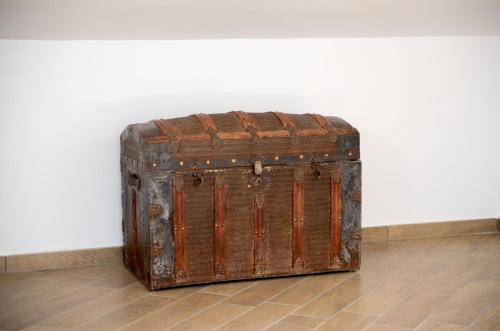 an old wooden chest sitting on a floor at Le Voyageur Cilento in Vibonati