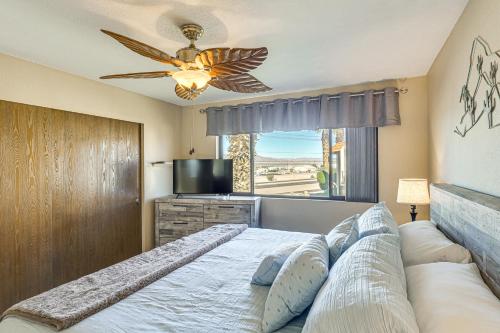 une chambre avec un lit avec un canapé et une fenêtre dans l'établissement Pool, Lake and Sun! Havasu Hot Spot By London Bridge, à Lake Havasu City