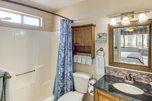 une salle de bain avec toilettes, lavabo et miroir dans l'établissement Pool, Lake and Sun! Havasu Hot Spot By London Bridge, à Lake Havasu City