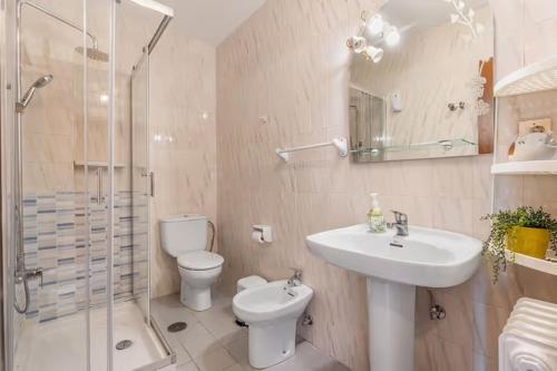 ein Badezimmer mit Waschbecken, Toilette und Dusche in der Unterkunft Alojamiento Rural La Era in Cónchar