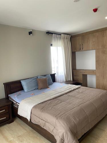 OtinshiにあるKnightsbridge Apartment K10の部屋の中に大きなベッドがある寝室