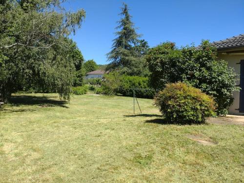 a yard with a net in the grass at La Vernoisienne dans le Jura in Le Vernois