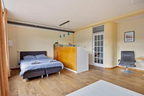 Postel nebo postele na pokoji v ubytování Eindhoven City Center Apartment