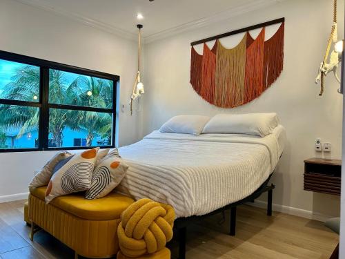 una camera da letto con un letto grande e una finestra di Home in Heart of Wilton Drive, 4 Mi to Beach a Fort Lauderdale