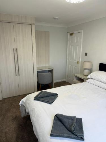 ein Schlafzimmer mit einem Bett mit zwei Handtüchern darauf in der Unterkunft Luxury townhouse in Stirling in Stirling