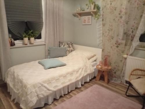 a bedroom with a bed and a window at gemütliches Einzelzimmer von Privat, frisch renoviert in Brake Zwei