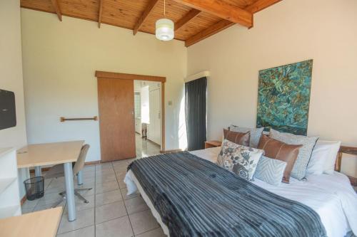 Postel nebo postele na pokoji v ubytování 7 Bedroom House - Summerstrand Port Elizabeth