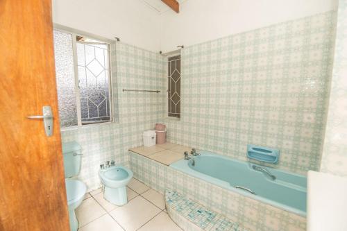 Koupelna v ubytování 7 Bedroom House - Summerstrand Port Elizabeth