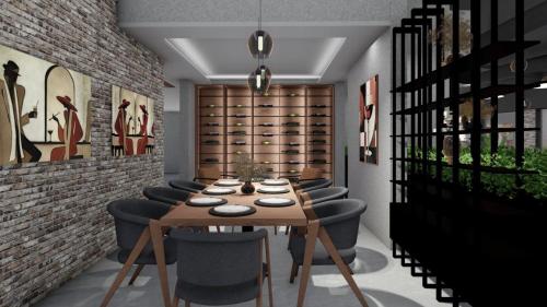 un comedor con mesa y sillas y una bodega en Vila Madera Priboj, en Čitluk