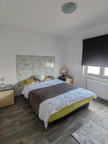 Ένα ή περισσότερα κρεβάτια σε δωμάτιο στο DIVLJI RAJ USLUGA SMESTAJa