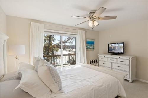Ένα ή περισσότερα κρεβάτια σε δωμάτιο στο 2 Lakefront Homes: Wide Decks, Great View