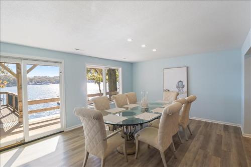 Φωτογραφία από το άλμπουμ του 2 Lakefront Homes: Wide Decks, Great View σε Buck Creek