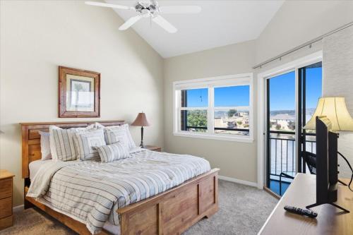 Postel nebo postele na pokoji v ubytování 2mm Main Channel Views, Boat & PWC Slip, 2 Pools, Playground & Tennis