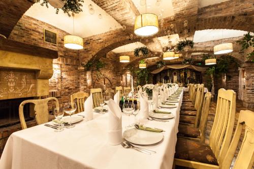 Restorāns vai citas vietas, kur ieturēt maltīti, naktsmītnē Zabytkowy Spichlerz w Olsztynie koło Częstochowy