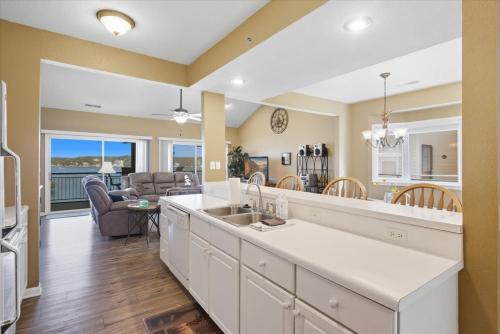 Kuchyň nebo kuchyňský kout v ubytování 2mm Main Channel Views, Boat & PWC Slip, 2 Pools, Playground & Tennis