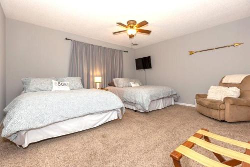 Postel nebo postele na pokoji v ubytování 3 Bedroom Osage Beach Condo w/ Pool & Main Channel Views