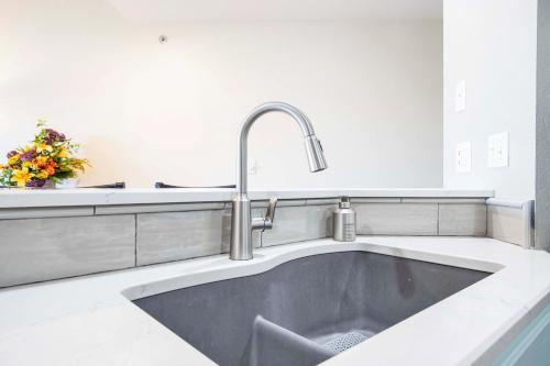 Φωτογραφία από το άλμπουμ του Amazing Views from Balcony, Loft & Gated Pool σε Laguna Beach