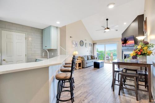 Η κουζίνα ή μικρή κουζίνα στο Amazing Views from Balcony, Loft & Gated Pool