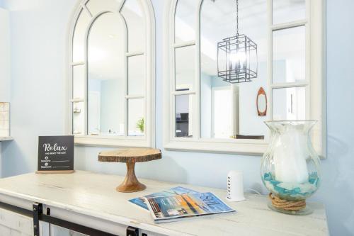 eine Theke mit einer Vase und ein Tisch mit einem Buch in der Unterkunft Amazing Main Channel Views with Screened Balcony in Lake Ozark