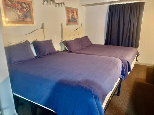 twee bedden naast elkaar in een slaapkamer bij Ocean Walk Resort - Remarkable Ocean Front View in Daytona Beach