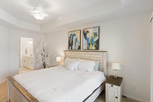 Postel nebo postele na pokoji v ubytování Central Location, Pool Access & Breathtaking Views