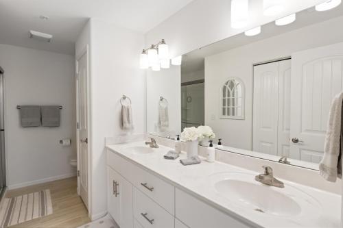 Koupelna v ubytování Central Location, Pool Access & Breathtaking Views