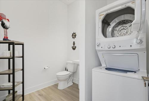 Koupelna v ubytování Expansive Deck, Private Dock, Boat Slip and Stunning Views