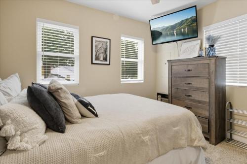 Ένα ή περισσότερα κρεβάτια σε δωμάτιο στο Breathtaking Views, Private Dock, Pure Relaxation