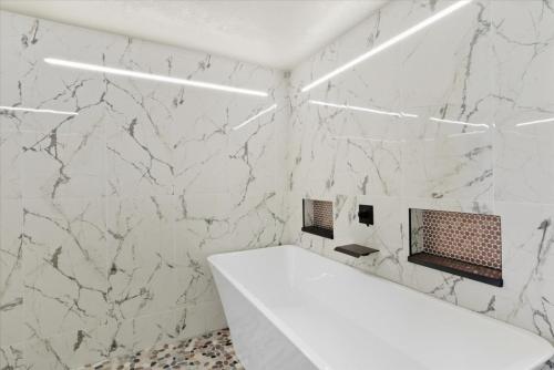 Ένα μπάνιο στο Breathtaking Views, Private Dock, Pure Relaxation