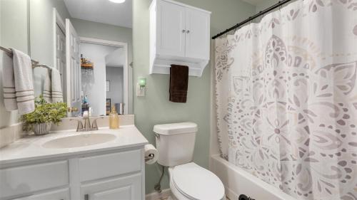 Koupelna v ubytování Boat Slip, 3 Pools, Golf, Ozarks Ampitheater, & Amazing Lake Views at the 13mm Big Niangua