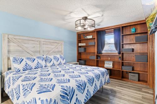 ein Schlafzimmer mit einem Bett mit einer blau-weißen Bettdecke in der Unterkunft Amazing Dock Fishing with Swim Area & Gentle Lot in Buck Creek