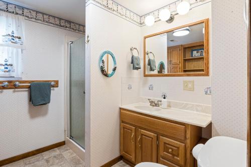ein Badezimmer mit Waschbecken und Dusche in der Unterkunft Amazing Dock Fishing with Swim Area & Gentle Lot in Buck Creek