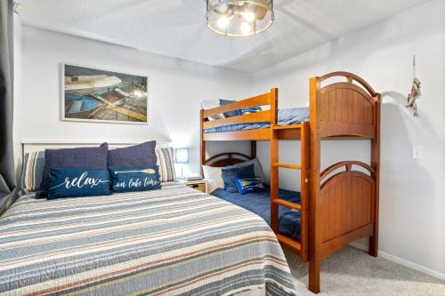 ein Schlafzimmer mit einem Etagenbett und einer Leiter in der Unterkunft Central Location, Unlimited Indoor & Outdoor Fun in Damsel