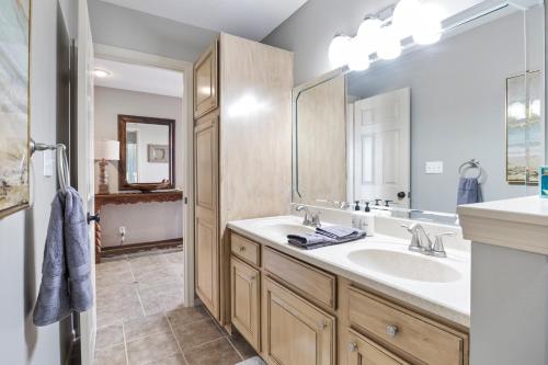 Koupelna v ubytování Family-Friendly, Dock Enjoyment, Kayaks, Lake View