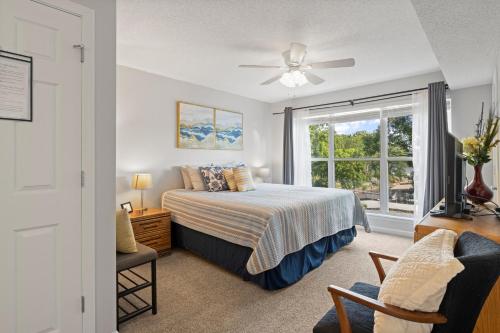 Postel nebo postele na pokoji v ubytování Dream Condo with Perfect Location for All The Fun!