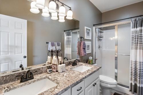 Koupelna v ubytování Beautiful Cove Views & Plenty Relaxing Spaces