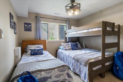 ein Schlafzimmer mit zwei Etagenbetten und einem Fenster in der Unterkunft Excellent Family Stay w/ Boat Slip, 2 Pools, Hot Tub, Courts & Arcade Games in Damsel