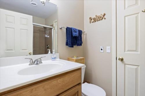 ein Badezimmer mit Waschbecken und Toilette in der Unterkunft Excellent Family Stay w/ Boat Slip, 2 Pools, Hot Tub, Courts & Arcade Games in Damsel