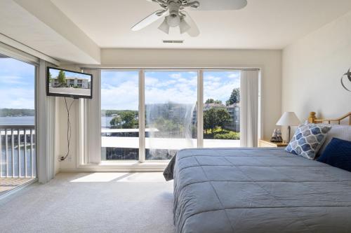 Postel nebo postele na pokoji v ubytování Games, Lake Views, Ease of Access to Unit & Attractions, Family-Friendly, Outdoor Comfort