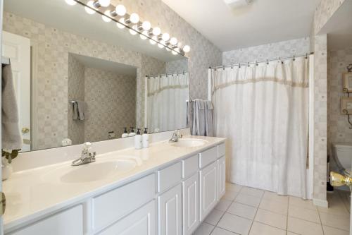 Koupelna v ubytování Games, Lake Views, Ease of Access to Unit & Attractions, Family-Friendly, Outdoor Comfort